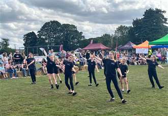  Sun shines down on village’s Arnhem weekend