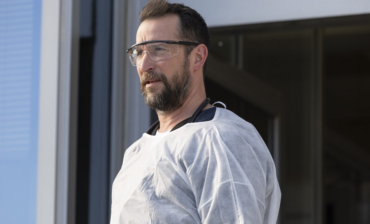 ‘The Pitt’ Star Noah Wyle Wins Emmy for Outstanding Lead Actor in a Drama Series