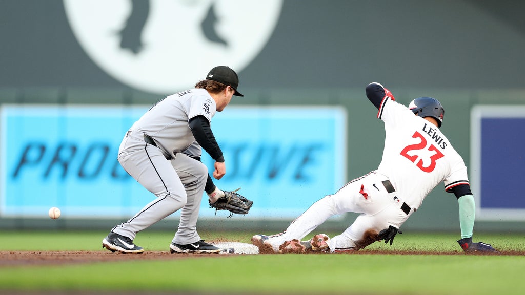 Taylor hits 2-run double in ninth to lead White Sox to 4-3 comeback win over Twins