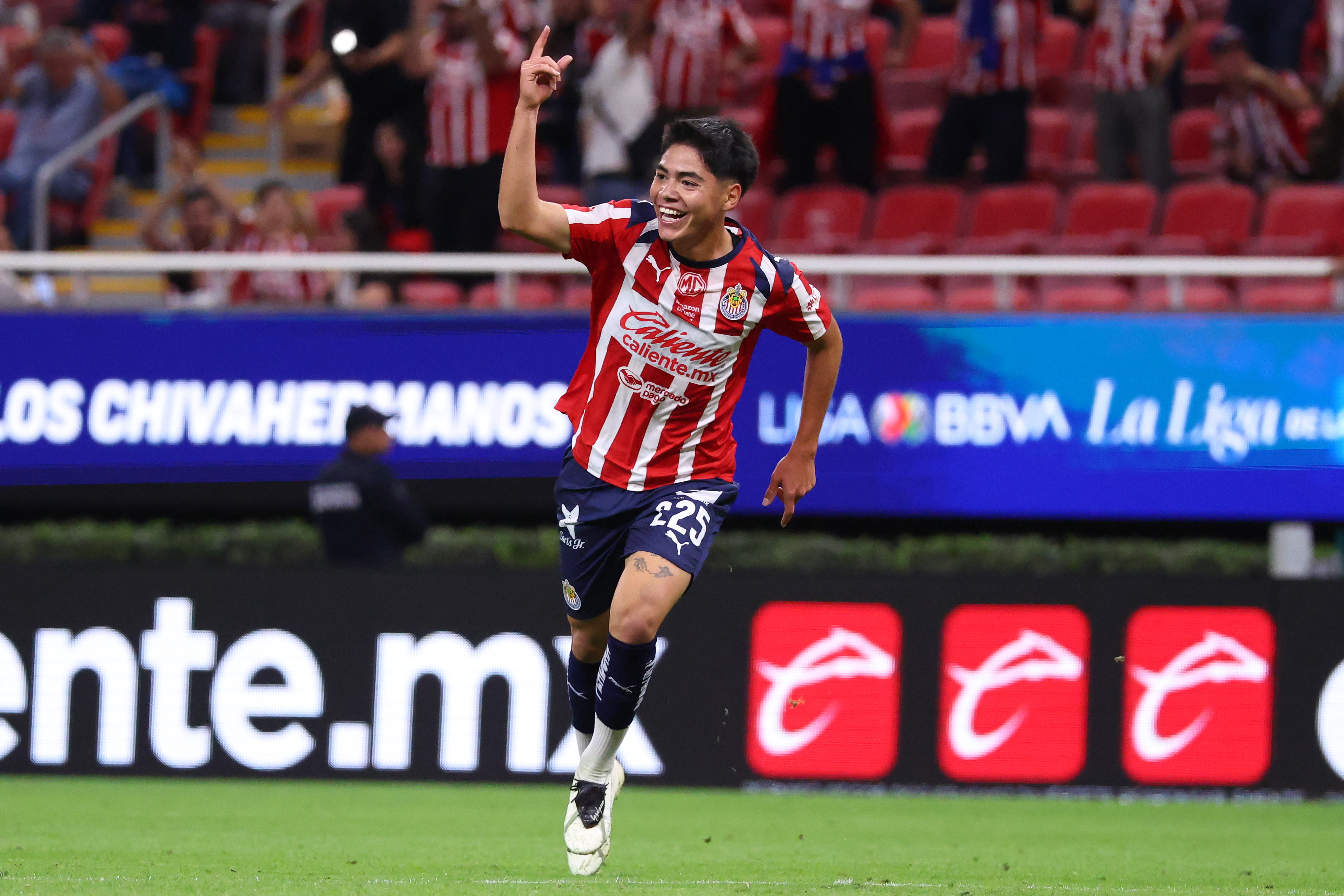 Chivas grab victory, to sour the return of Fernando Gago to Guadalajara