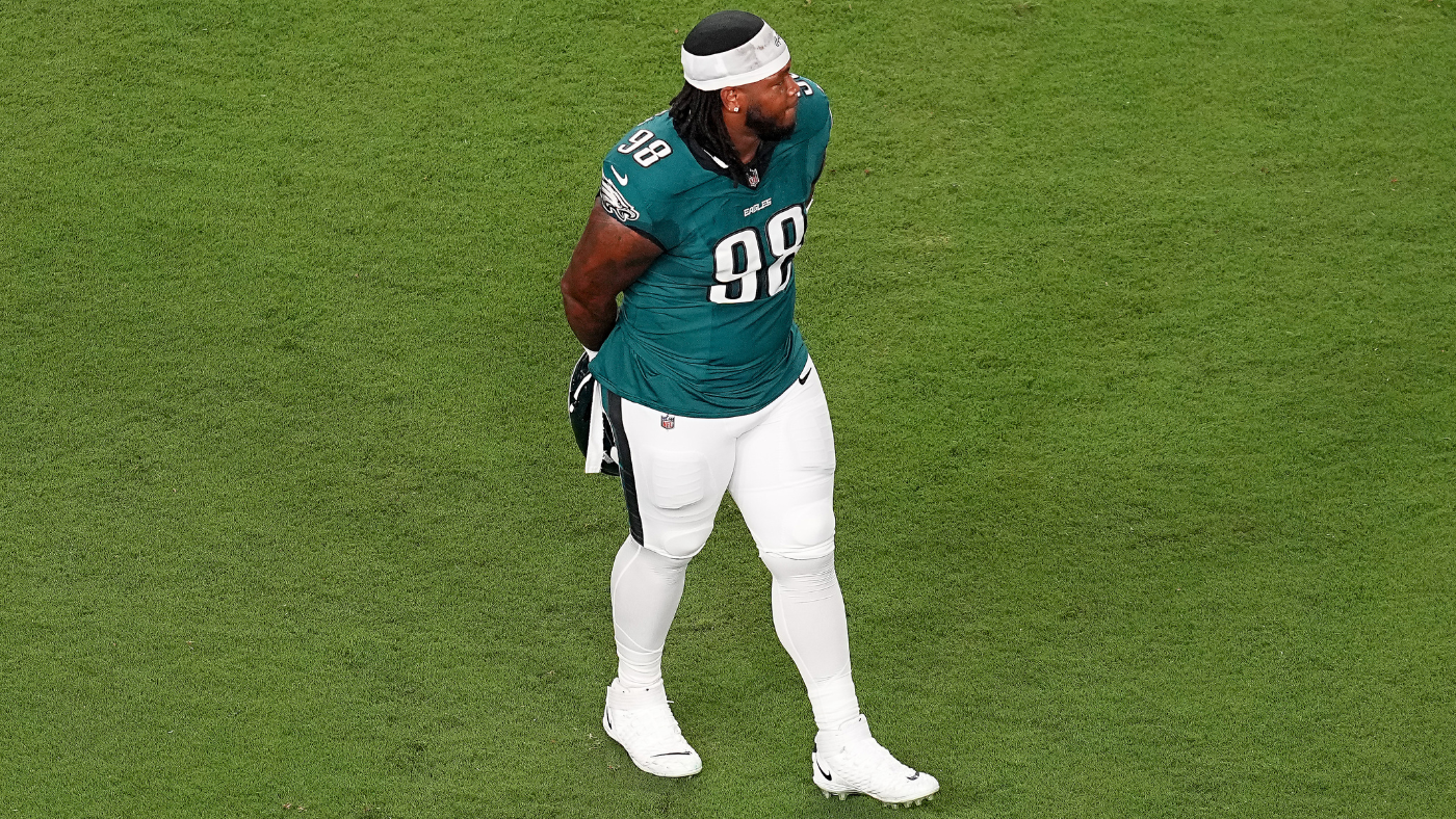 Eagles DT Jalen Carter ejected after opening kickoff vs. Cowboys for appearing to spit on Dak Prescott