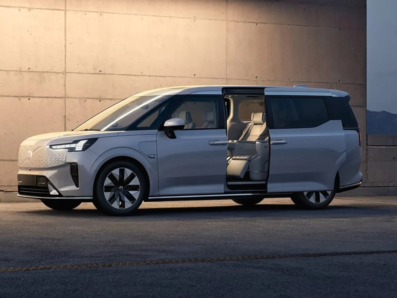  Volvo EM90: Fully electric premium MPV from Scandinavia