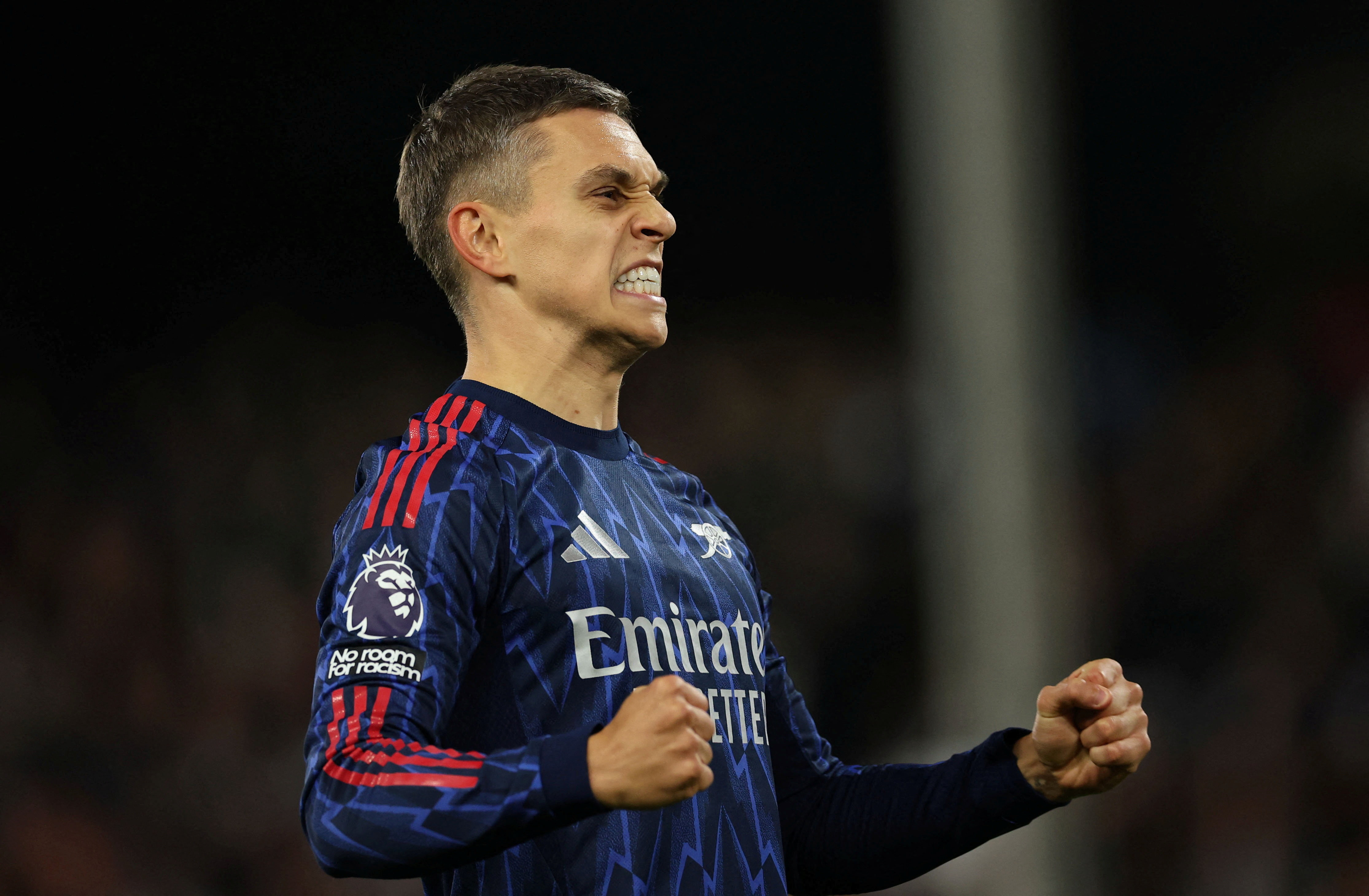 Arsenal beat Fulham to top Premier League after Man City down Everton