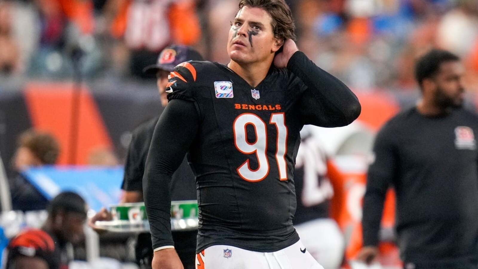 Bengals lose star pass rusher Trey Hendrickson (back) vs. Packers