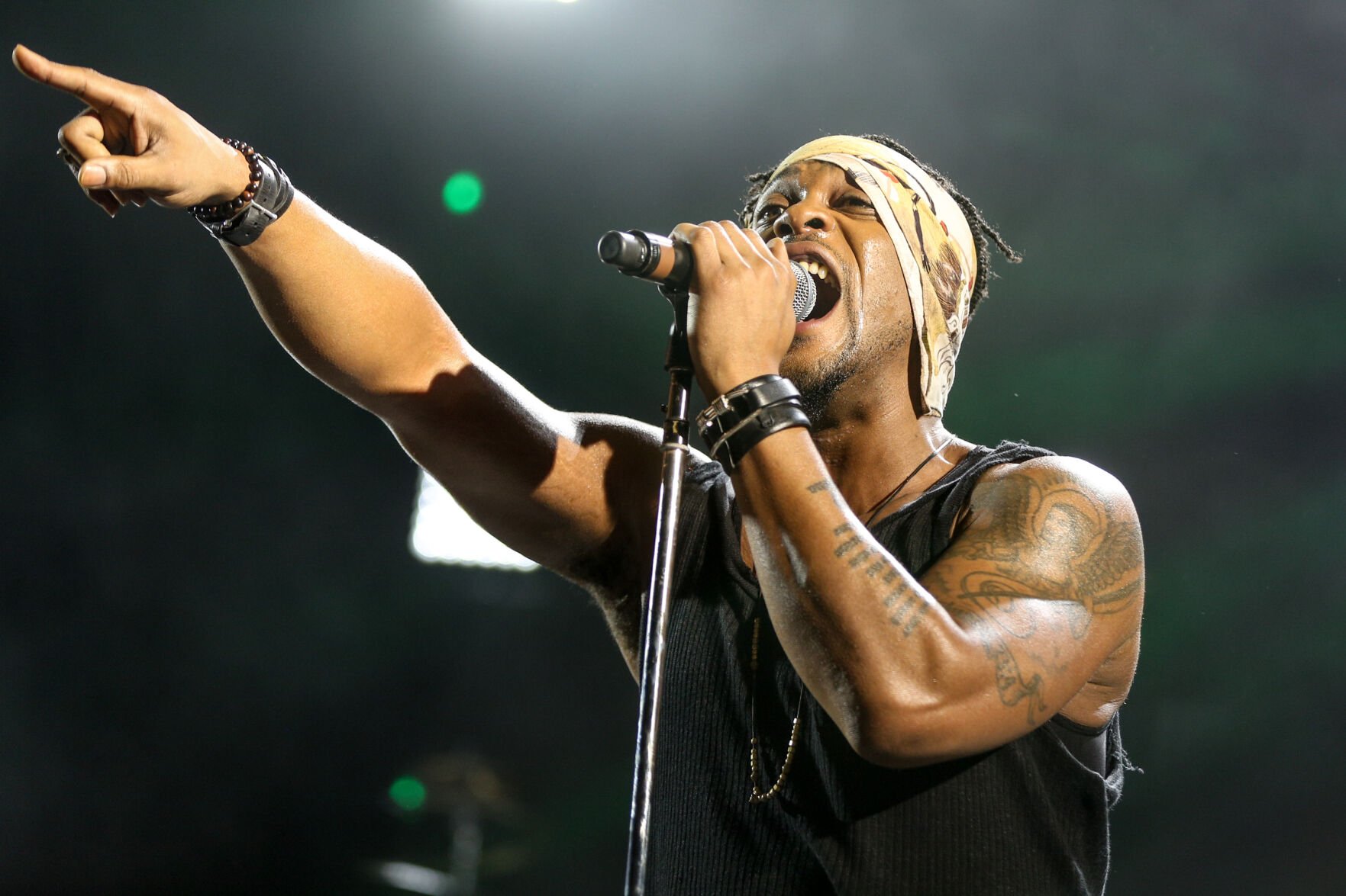 Jamie Foxx, Maxwell, Jill Scott, Flea, Doja Cat and more react to the death of D’Angelo