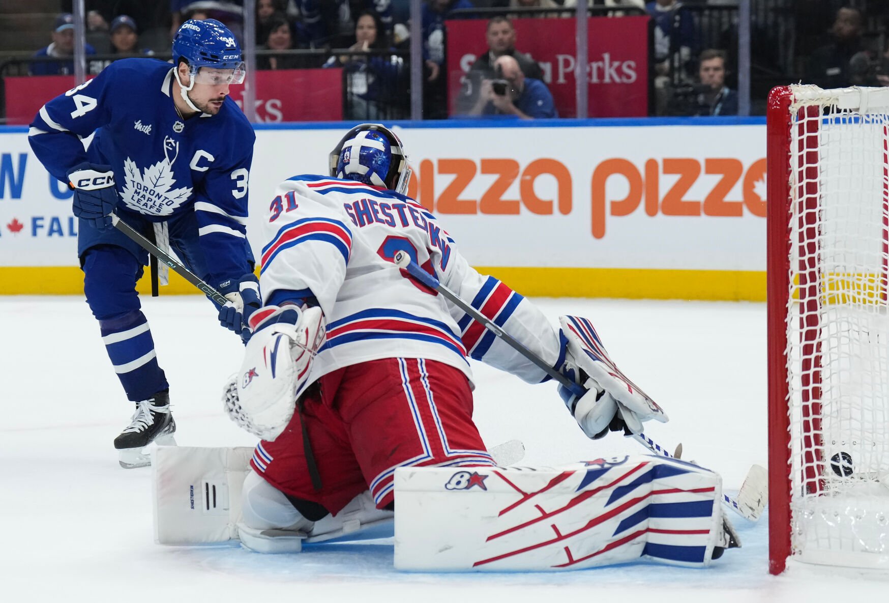 Auston Matthews scores in OT to lift the Maple Leafs past the Rangers, 2-1