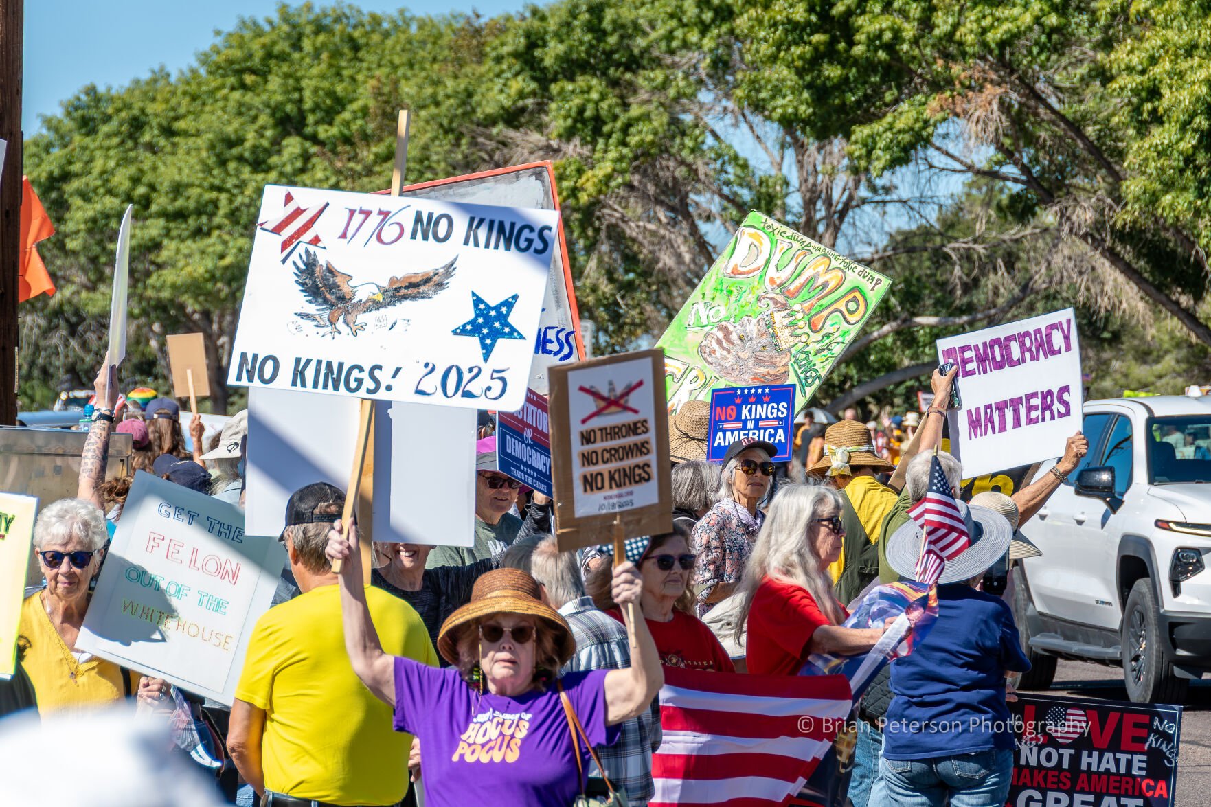  Close to a thousand turn out for Sierra Vista ‘No Kings’ protest