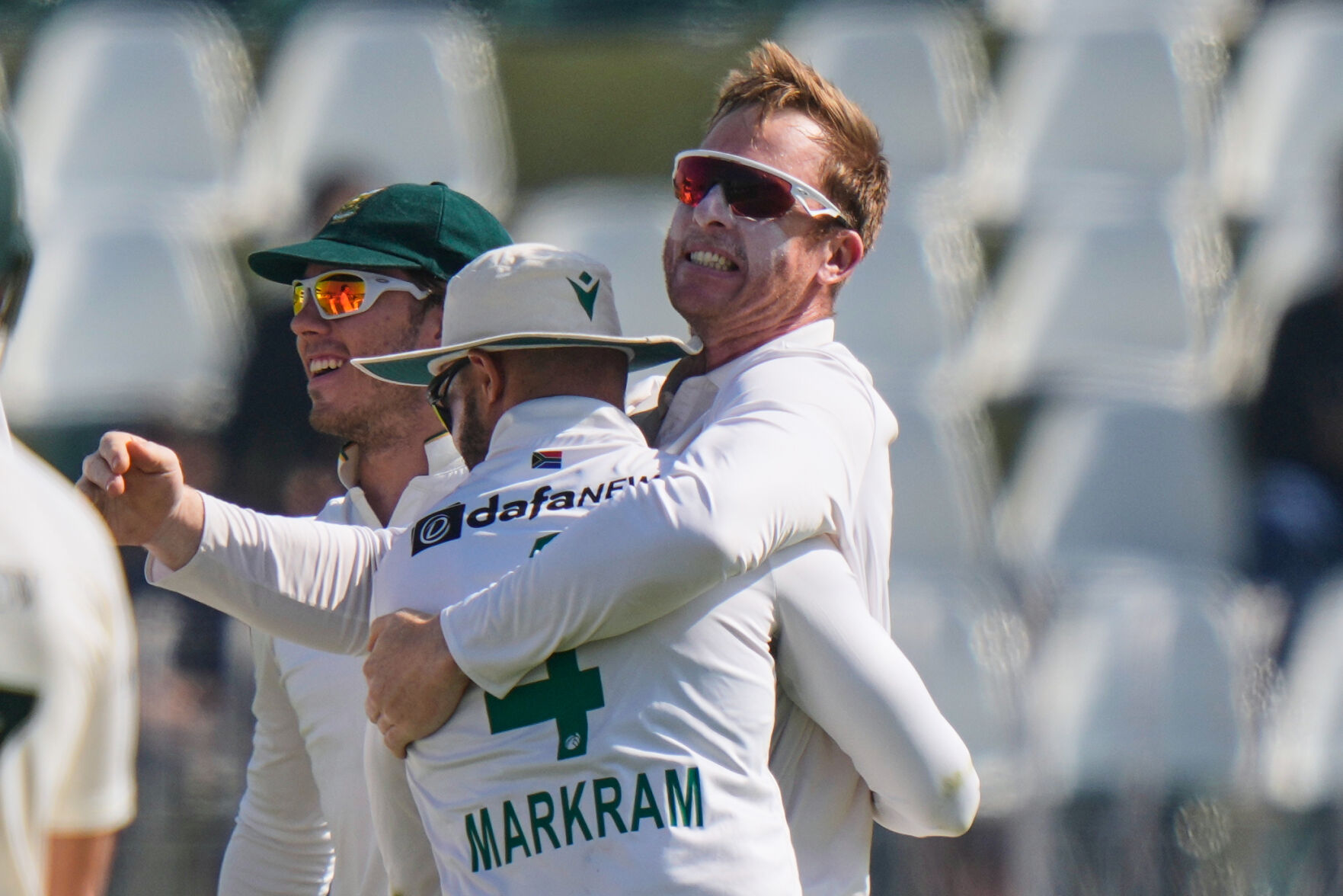 South Africa thrashes Pakistan by 8 wickets to level the two-test series
