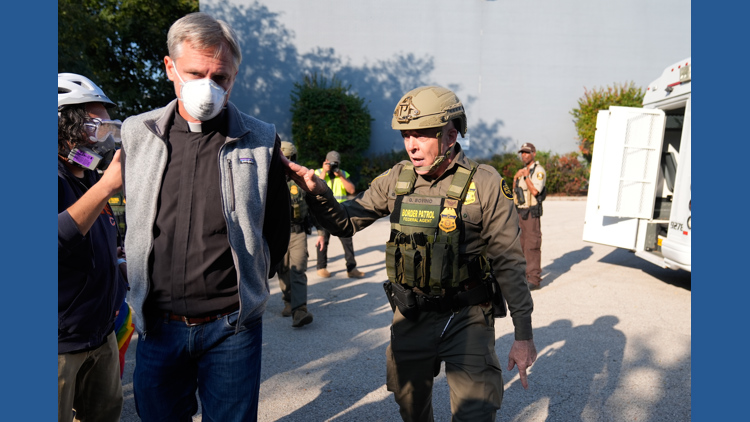  Using helicopters and chemical agents, immigration agents become increasingly aggressive in Chicago