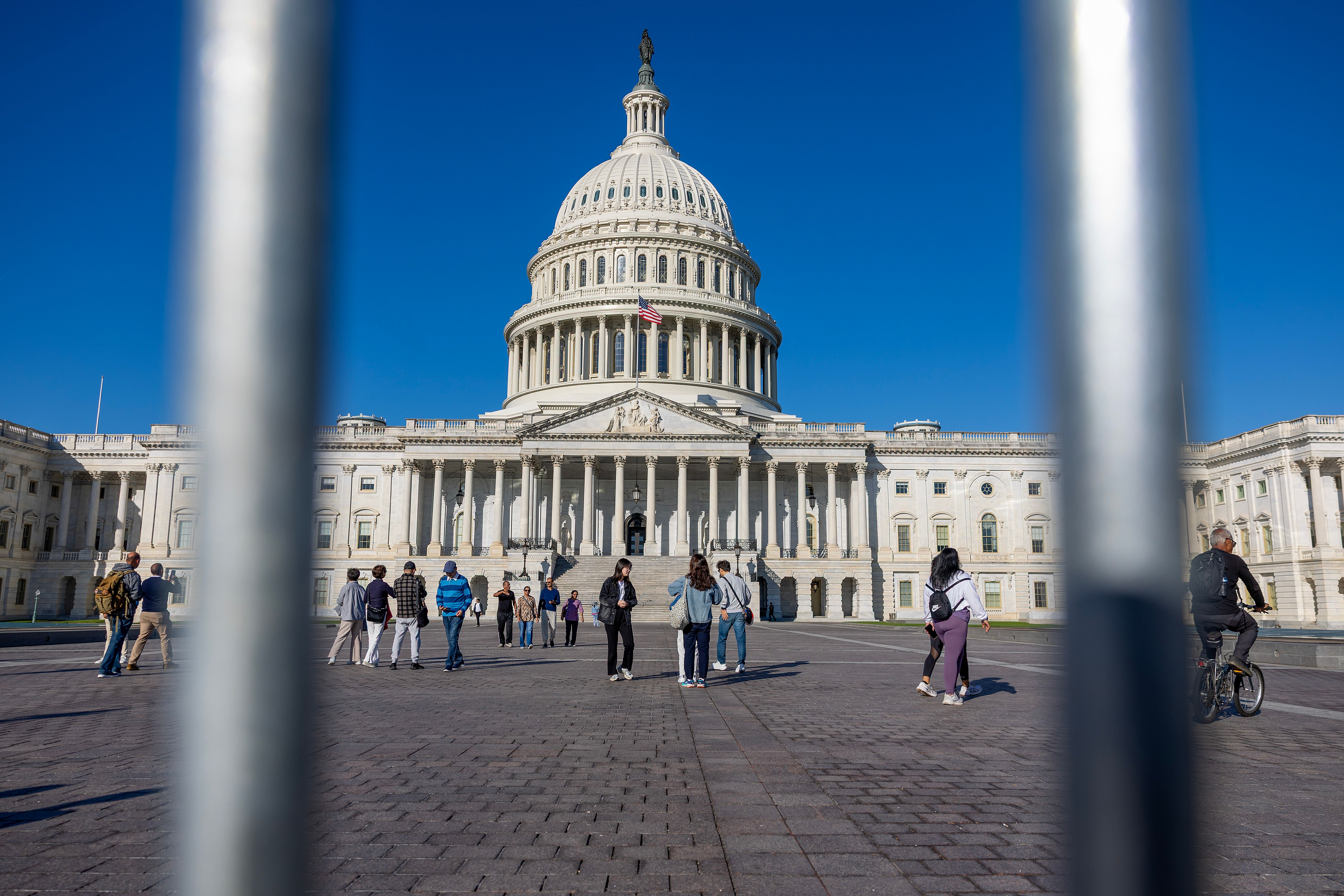  U.S. shutdown enters Day 6 as Trump dodges on Obamacare funds