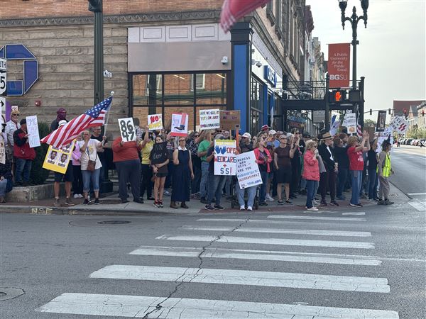  No Kings rallies draw hundreds across northwest Ohio