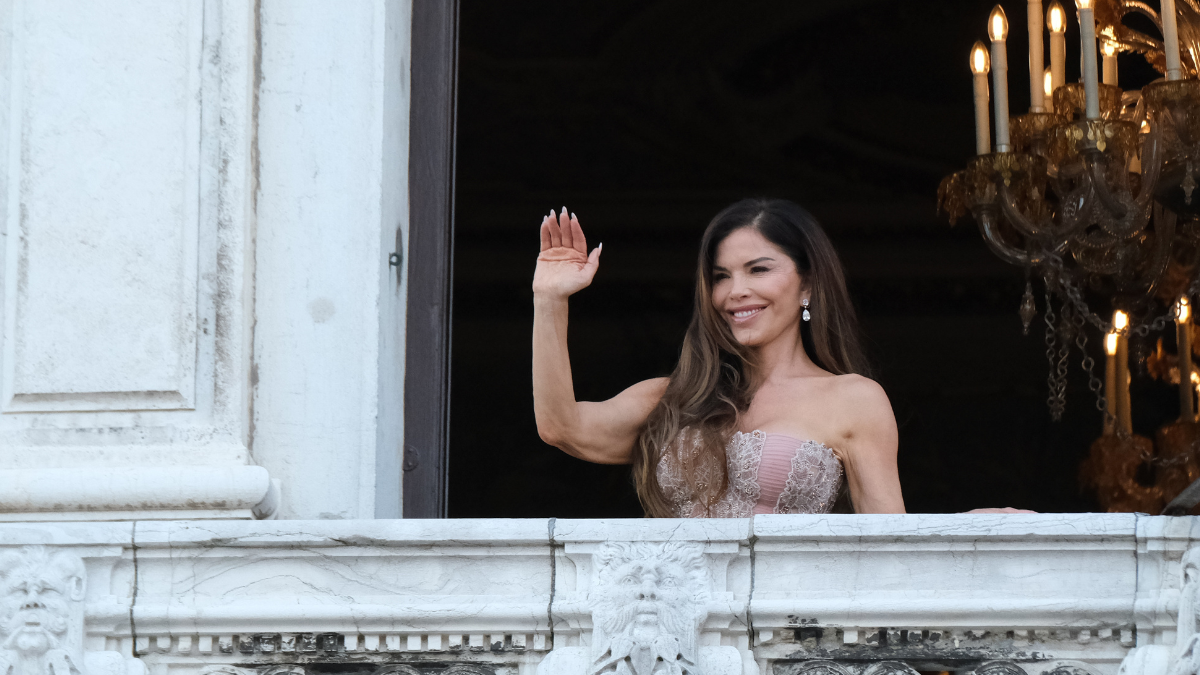  Lauren Sanchez Can’t Get Enough of White Looks in Italy