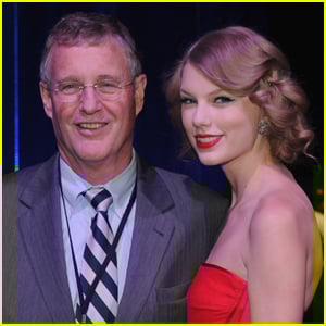  Taylor Swift Says Dad Scott Swift is ‘Doing Amazing’ After Having Heart Surgery Over the Summer