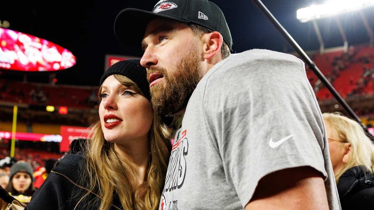  Taylor Swift Faces Fan Backlash Over Travis Kelce’s Sign on Album Copies