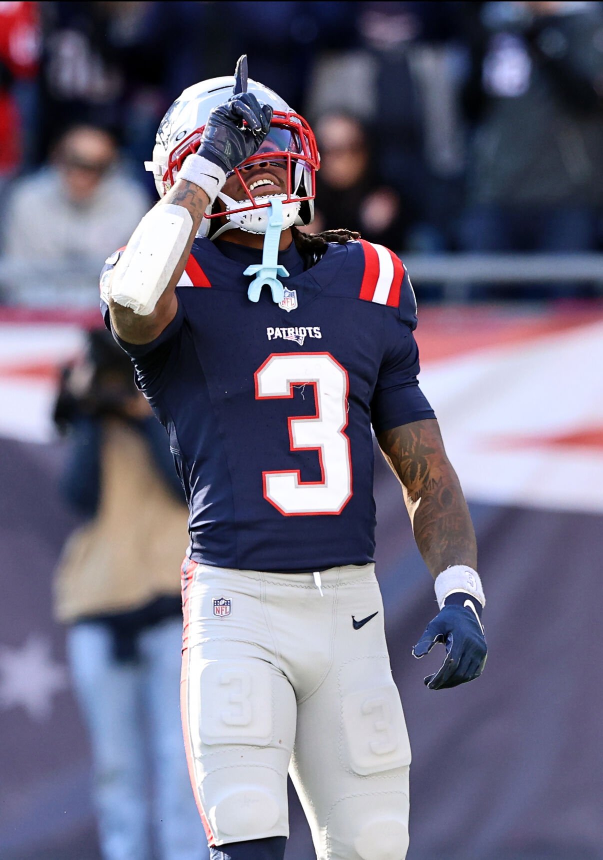 With heavy heart, Patriots WR DeMario Douglas reaches 100-yard receiving mark in 24-23 win over Atlanta