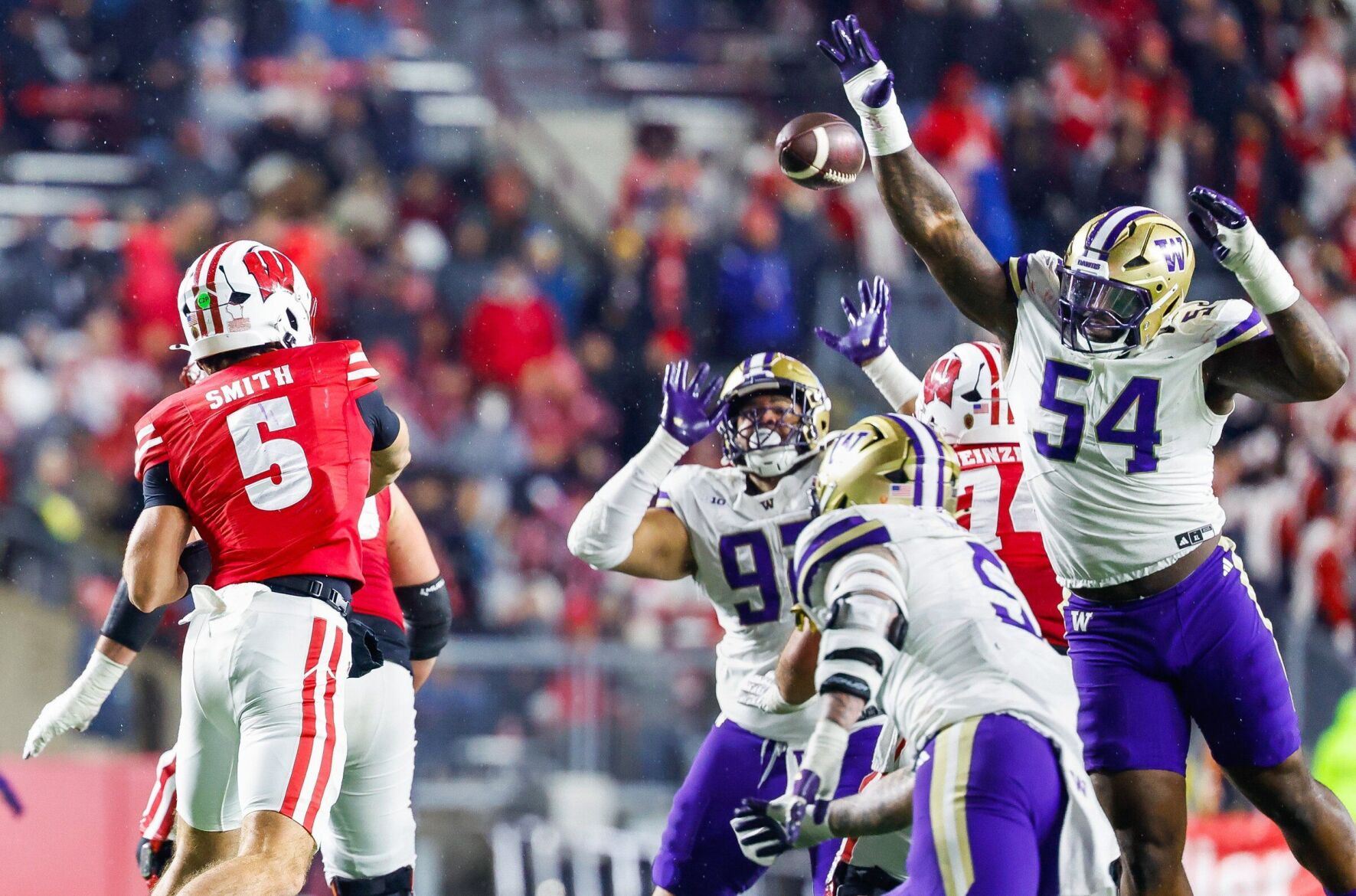 Washington Huskies’ defensive line showcasing their experience