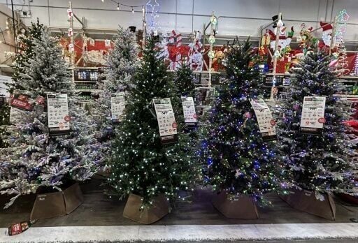 Americans set for record holiday spending, despite economic doubts