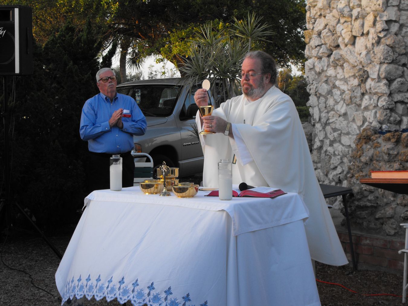 Priest accused of sexual battery dies