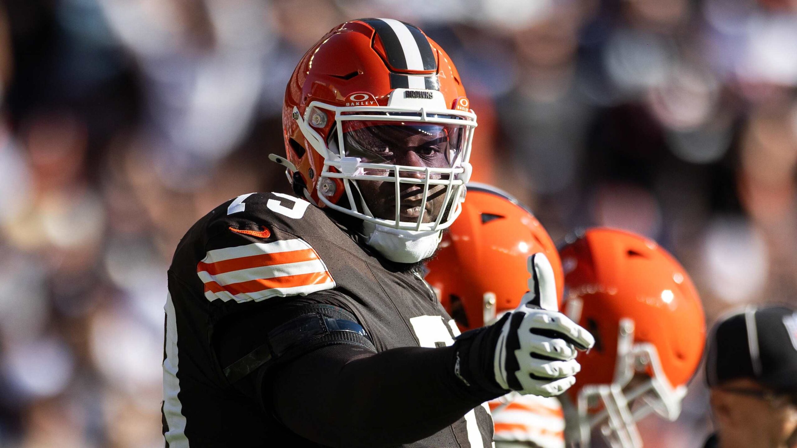 Browns offensive lineman has emotional response to coaching change