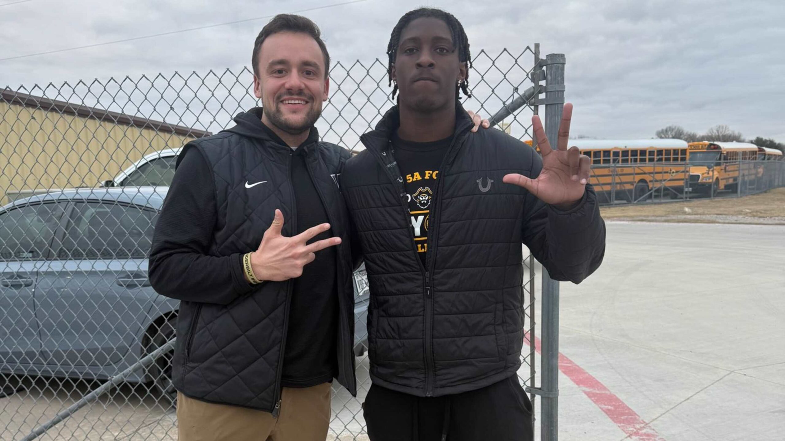 LSU Football Emerging as Contender in Pursuit of Wide Receiver Committed to SEC Rival