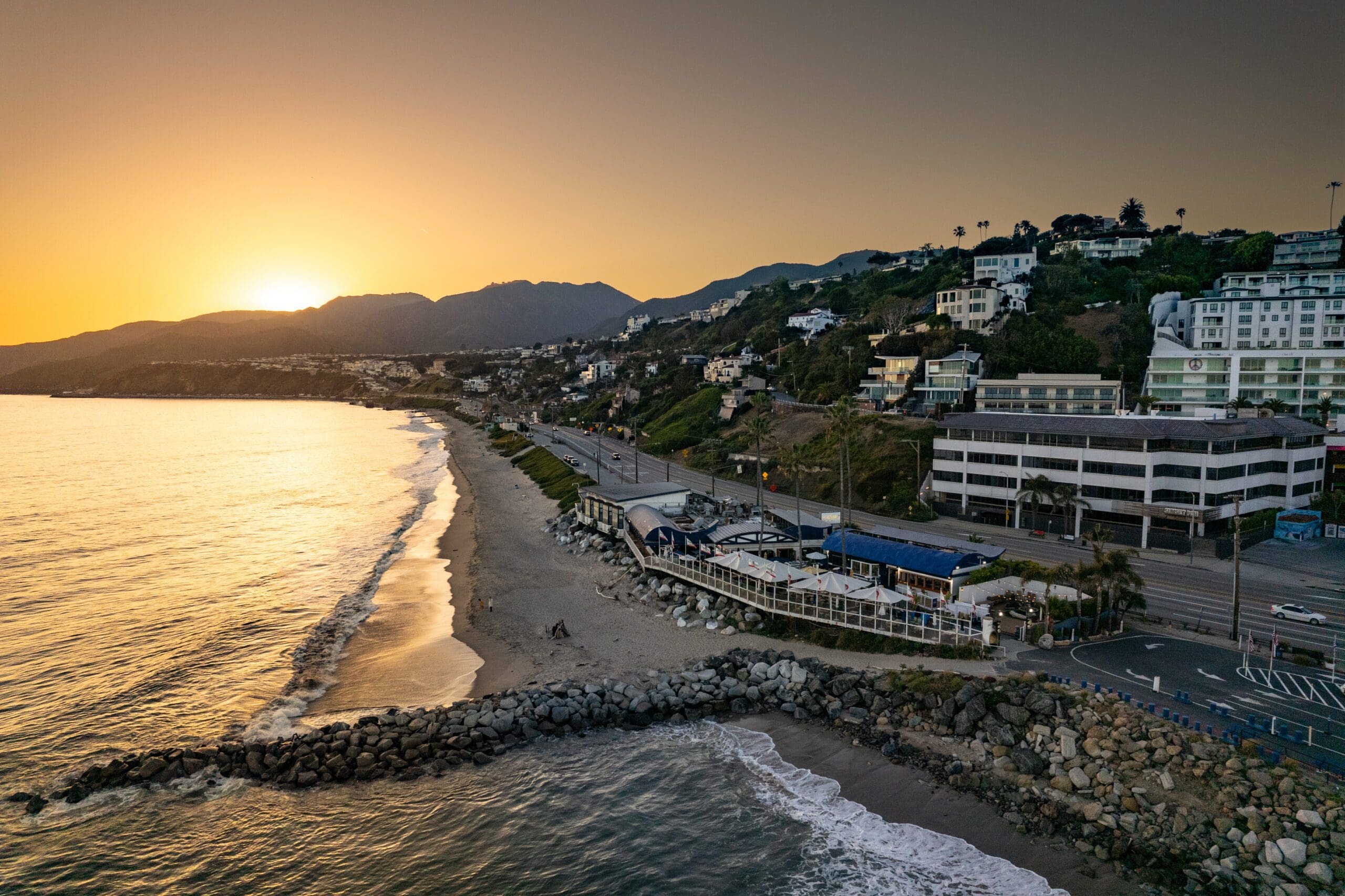 Gladstones Malibu to honor LAFD firefighters