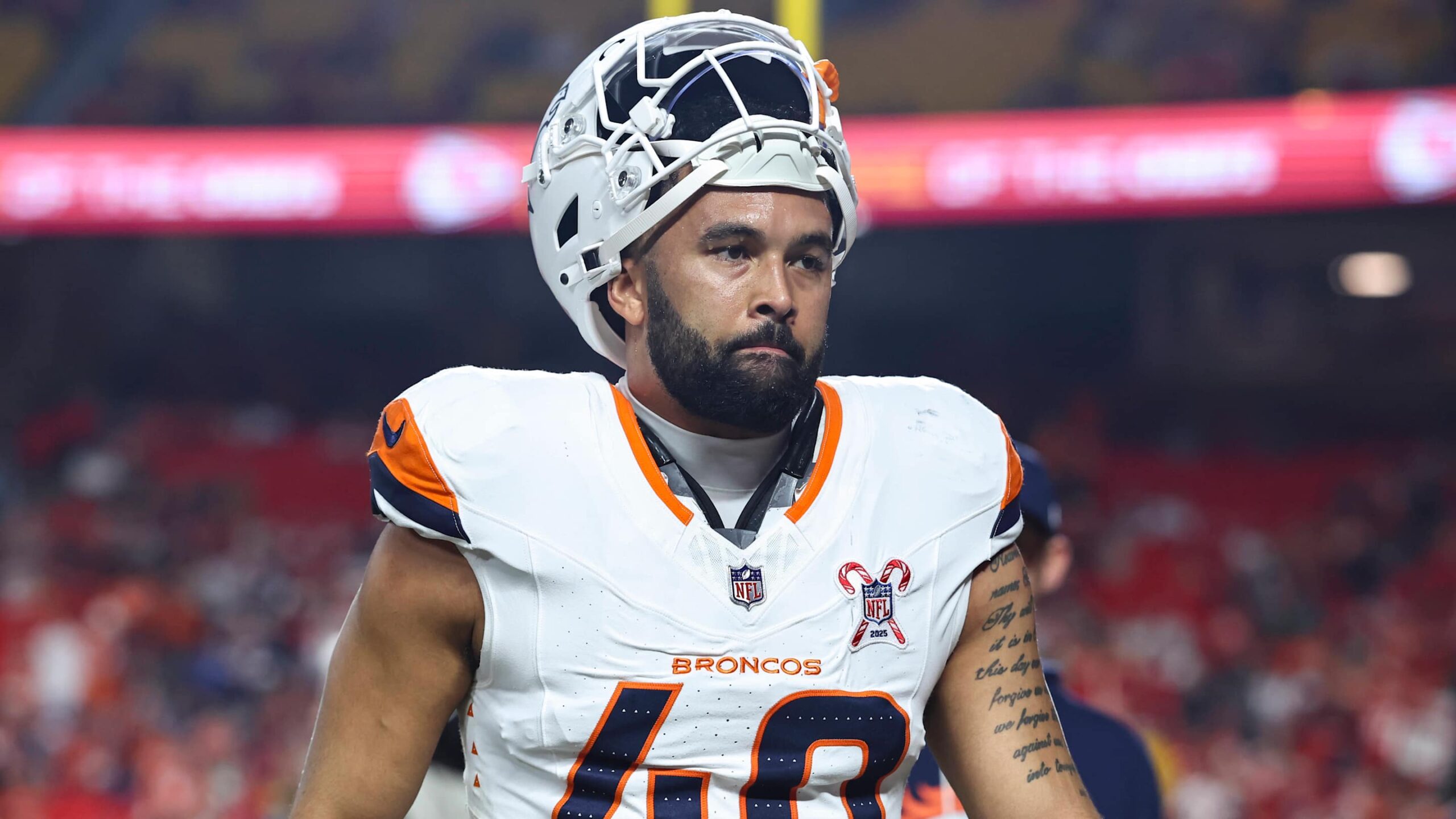 KANSAS CITY, MO – DECEMBER 25: Denver Broncos linebacker Justin Strnad (40) before a Christmas Day NFL, American Football Herren, USA game between the Denver Broncos and Kansas City Chiefs on December 25, 2025 at GEHA Field at Arrowhead Stadium in Kansas City, MO.
