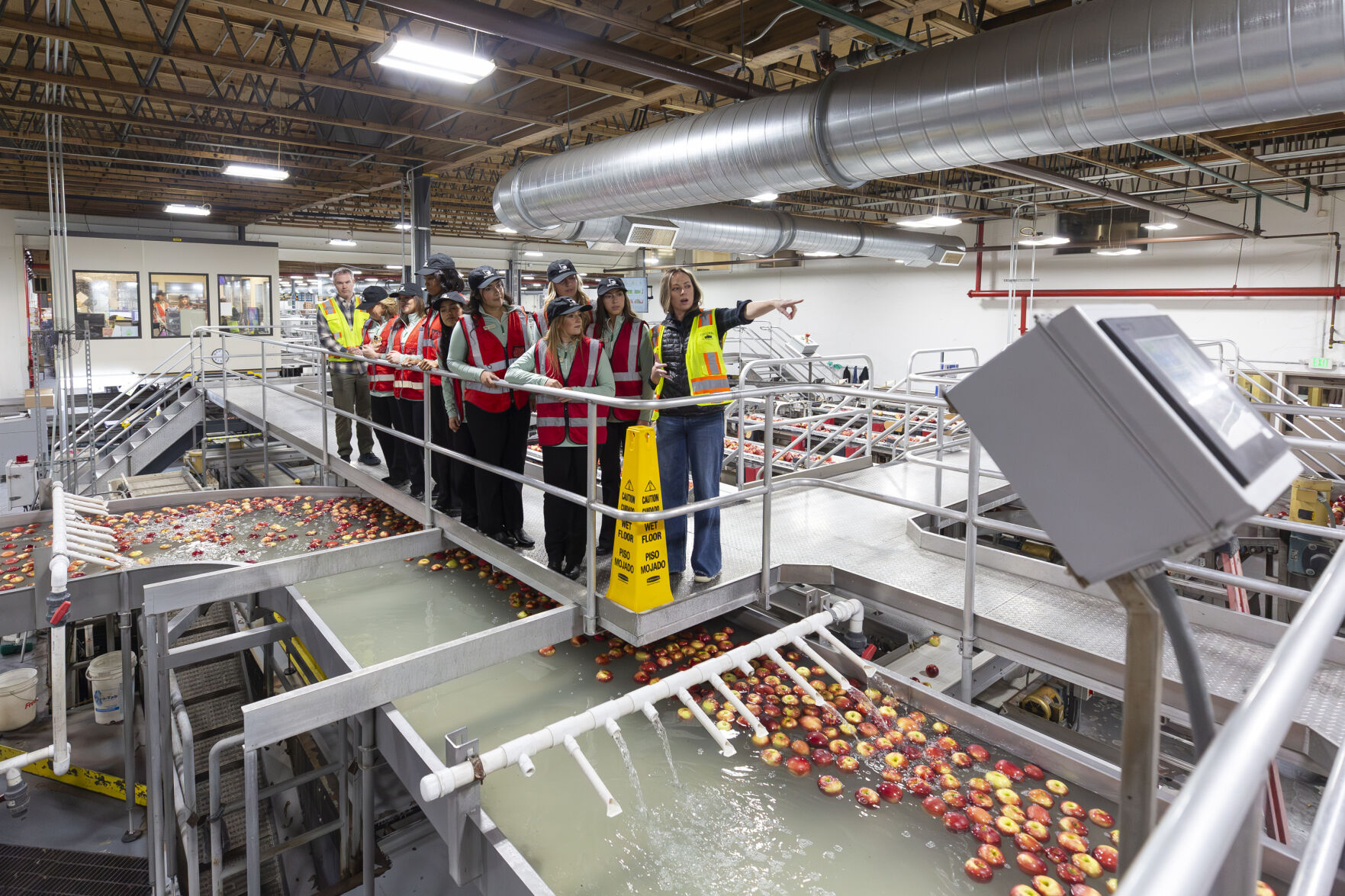 From orchard to market: Columbia Fruit Packers demonstrates apple production, export