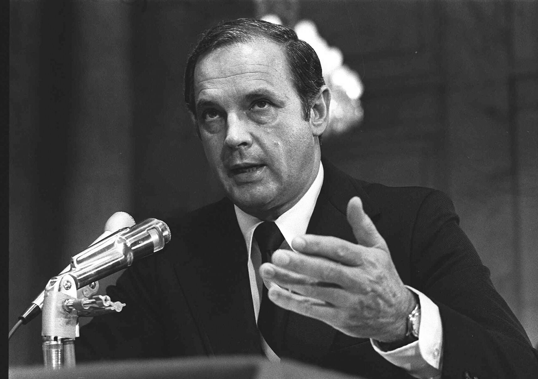 Alexander Butterfield, Nixon aide who disclosed Watergate tapes, dies at 99