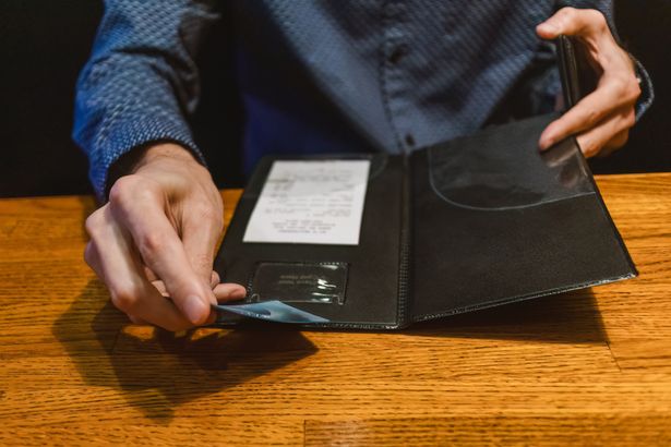 Waiter shames customers who don’t leave him tip and claims there’s reason for it