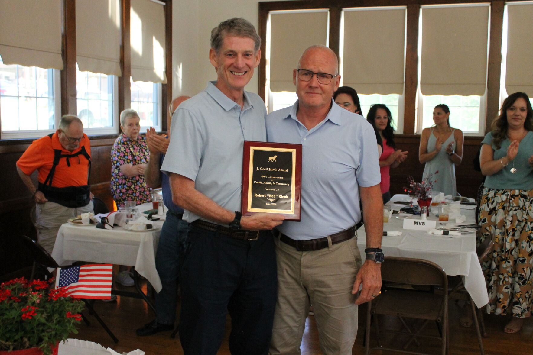 Bob Klenk receives Cecil Jarvis Award at 10K dinner