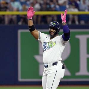 Rays DH Yandy Diaz injures his shoulder in game vs. Diamondbacks, is considered day to day