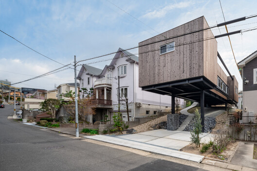 House off the Ground / nanometer architecture