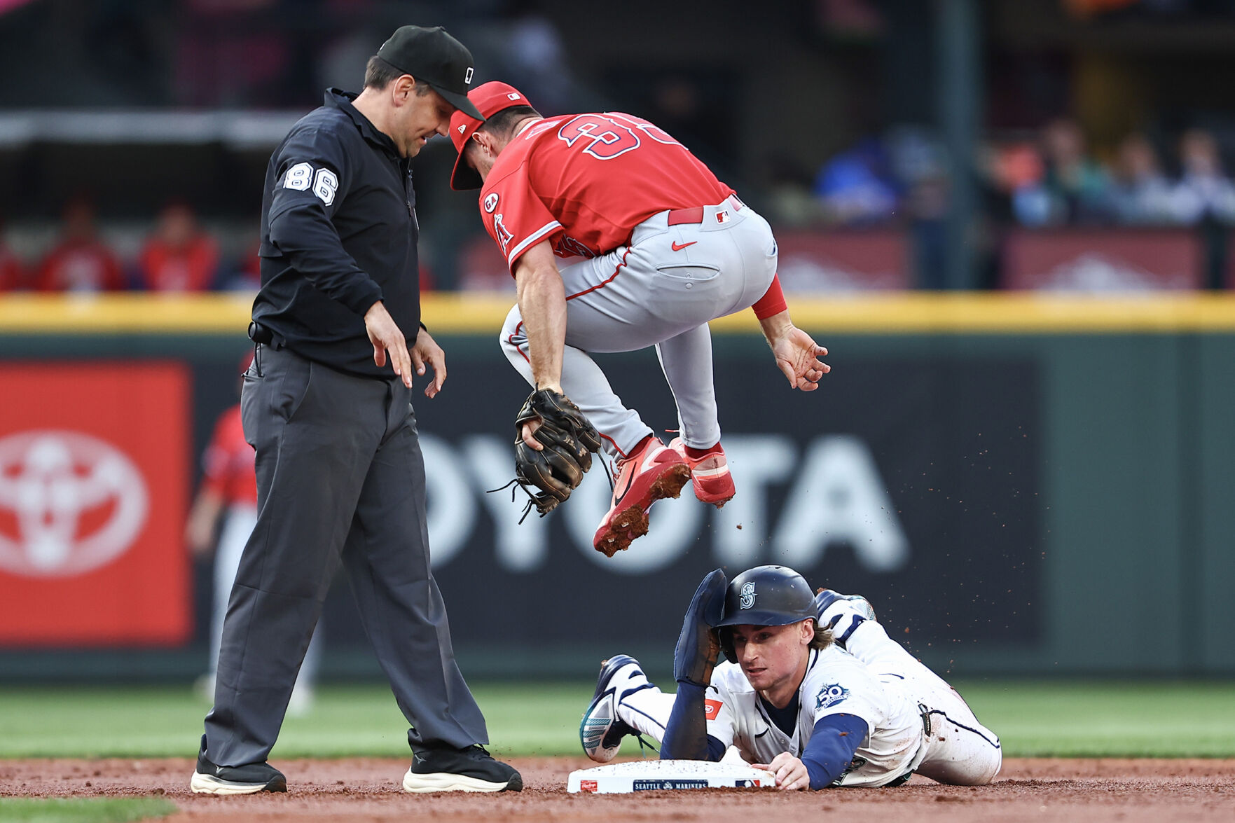 Bryan Woo turns in another outstanding outing at home as Mariners beat Angels