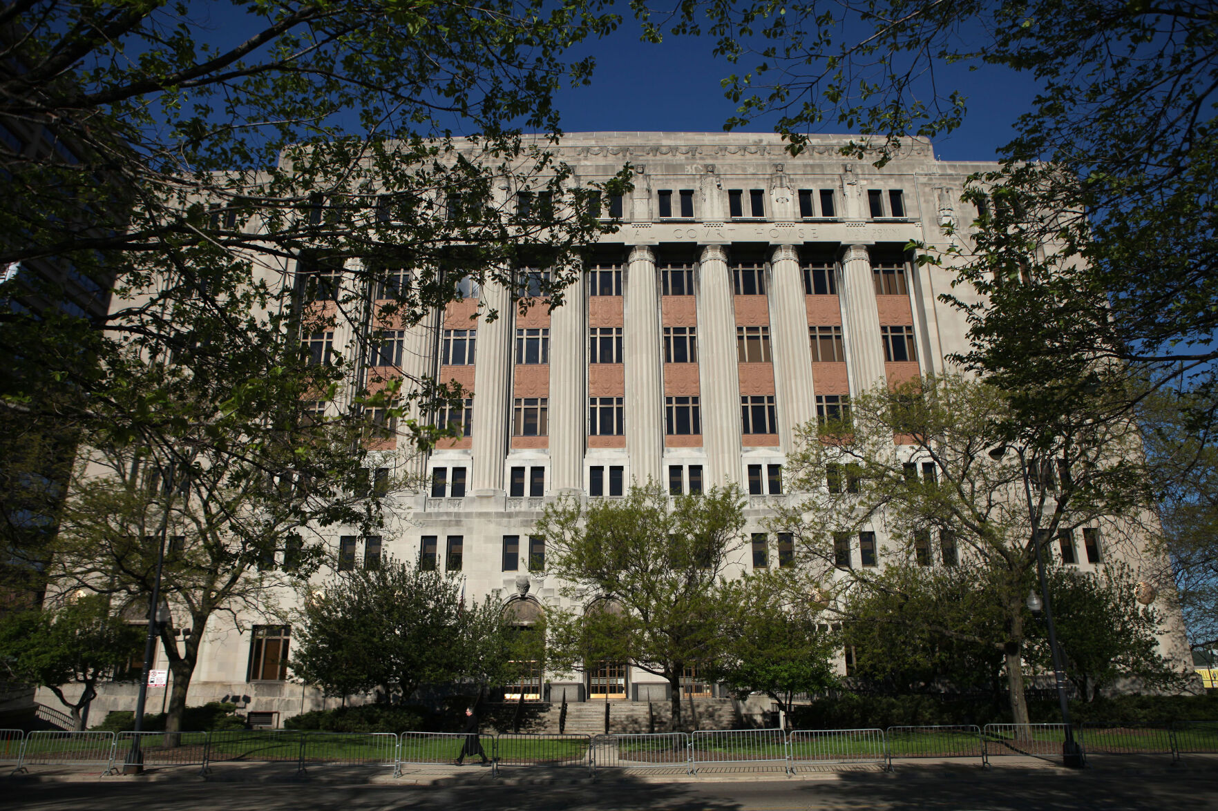 Immigration arrests near Illinois courthouses still persist, despite state law