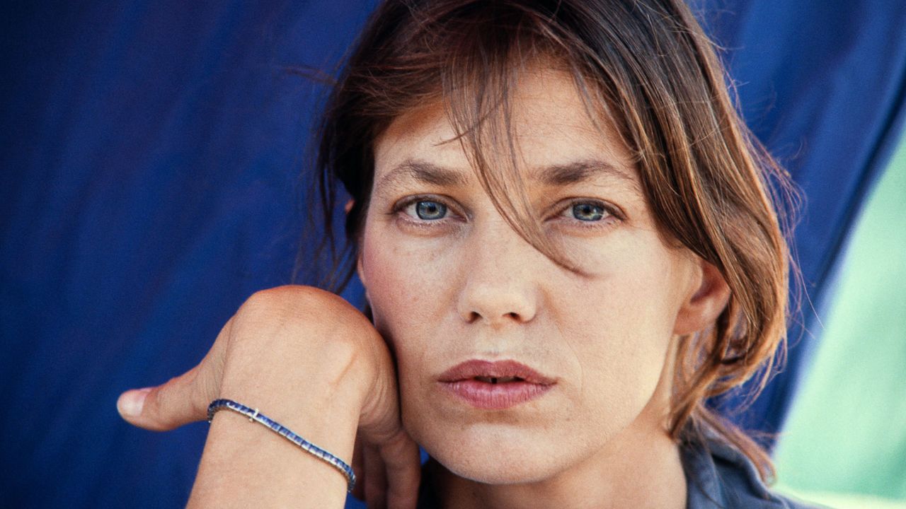 Jane Birkin’s Characterful ’90s Sofa is a Study in Bohemian Parisian Style Still Inspiring Us 36 Years Later