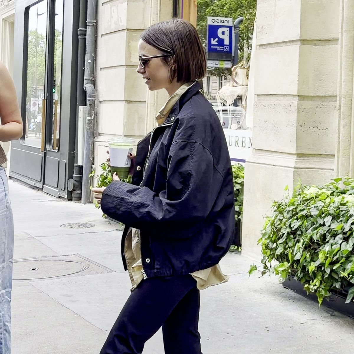 The French Way to Wear Capri Leggings In 2026 Includes Wearing This “Cheap” Shoe Colour Trend